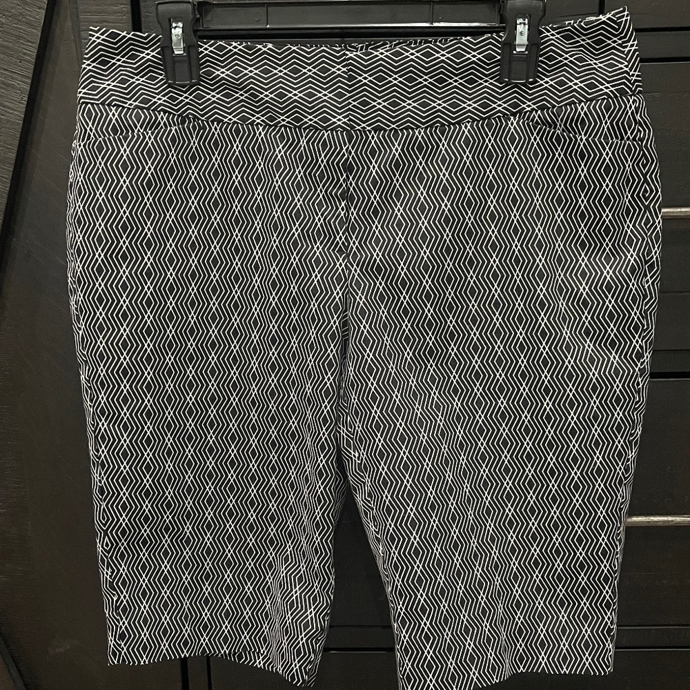 Worthington NWOT Black/White Geometric Bermuda Shorts; Size 10